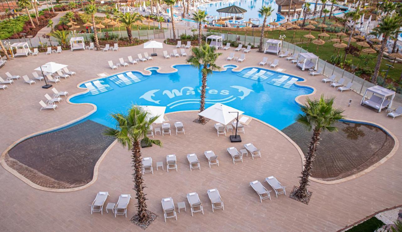 Waves Aqua Resort Кенитра Экстерьер фото The swimming pool at the hotel