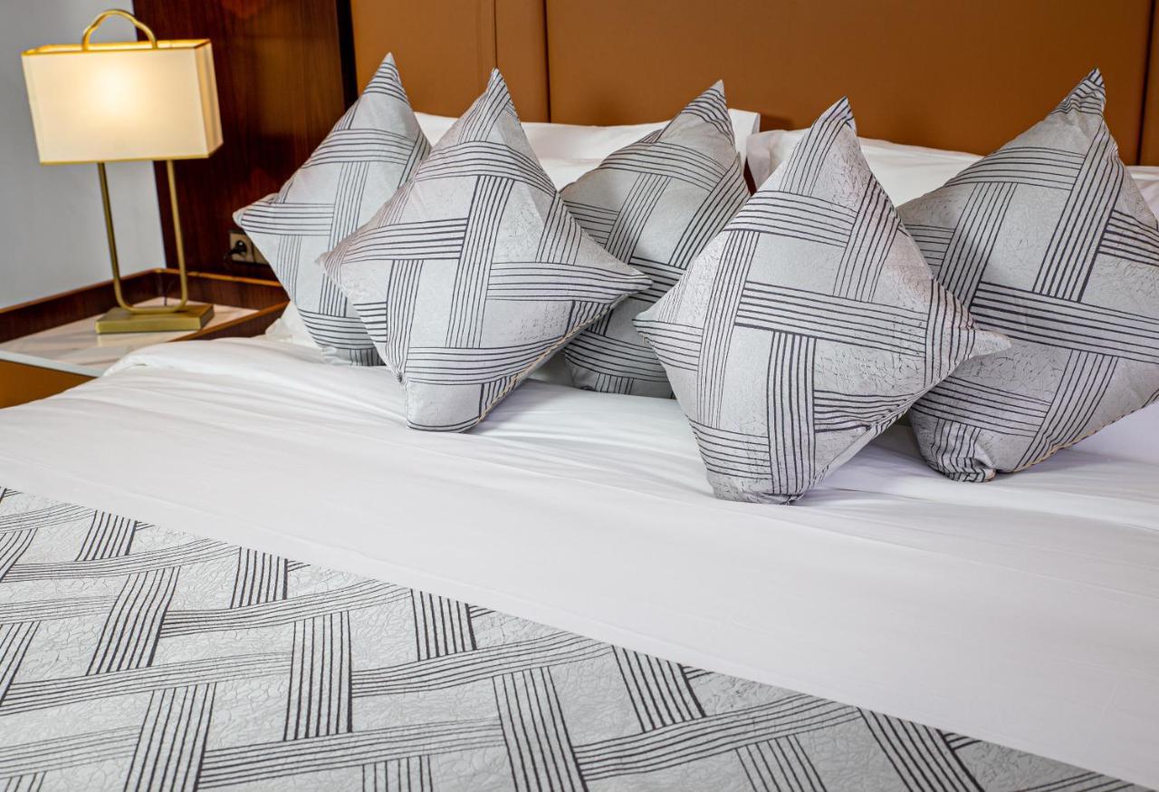 Waves Aqua Resort Кенитра Экстерьер фото A bed with cushions
